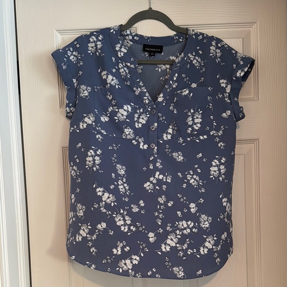 Maurices Tops - Maurices | Floral Short Sleeve Blouse | Blue and White | Size S